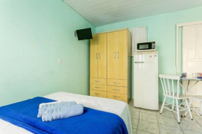 Kitnet completa 5 minutos a pé da praia. Estacionamento